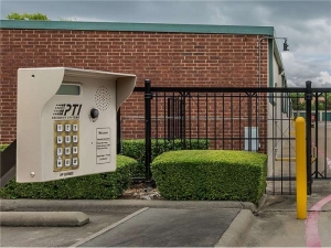 Extra Space Storage - 0565 - Addison - Addison Rd - Photo 2