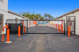 Public Storage - Orlando - 2275 S Semoran Blvd - Photo 4