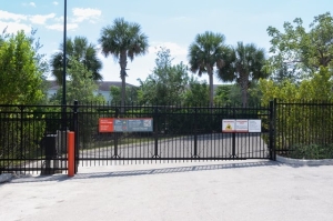 Public Storage - Pompano Beach - 850 S Dixie Hwy - Photo 4