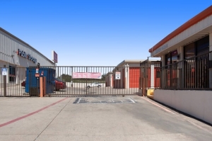 Public Storage - Fort Worth - 4901 Brentwood Stair Rd - Photo 4