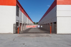 Public Storage - Houston - 9030 North Freeway - Photo 4