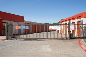 Public Storage - Irving - 1520 W Irving Blvd - Photo 4