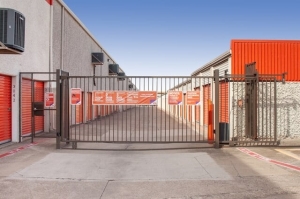 Public Storage - Dallas - 12075 Denton Drive - Photo 4