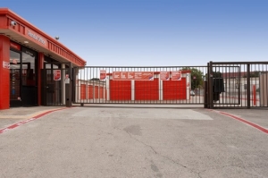 Public Storage - Carrollton - 1707 South I-35 East - Photo 4