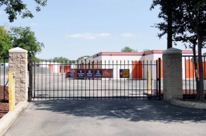 Public Storage - San Antonio - 10652 N Interstate Highway 35 Picture of Public Storage - San Antonio - 10652 N Interstate Highway 35
