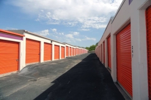 Public Storage - San Antonio - 10652 N Interstate Highway 35 - Photo 2