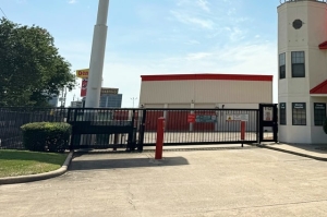 Public Storage - Houston - 2100 North Loop West - Photo 4