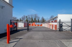 Public Storage - Garden City - 1055 Stewart Ave - Photo 4