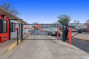 Public Storage - Suitland - 3700 Saint Barnabas Rd - Photo 4