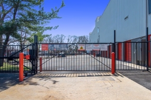 Public Storage - Bethpage - 4040 Hempstead Turnpike - Photo 4