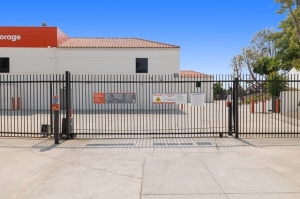 Public Storage - Los Angeles - 649 S Boyle Ave - Photo 4