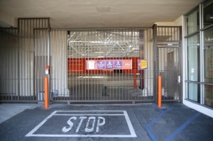 Public Storage - Los Angeles - 3636 Beverly Blvd - Photo 4