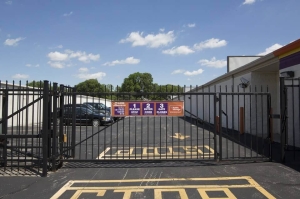 Public Storage - Lombard - 1110 E Roosevelt Road - Photo 4