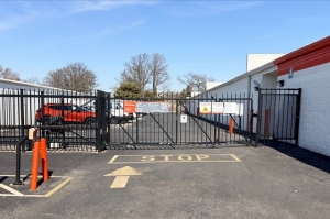 Public Storage - Lombard - 1110 E Roosevelt Road - Photo 4