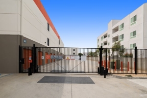 Public Storage - Los Angeles - 6202 Willoughby Ave - Photo 4