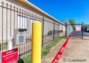 CubeSmart Self Storage - TX Arlington S Cooper Street - Photo 3