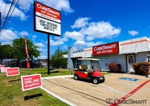 Storage Units at CubeSmart Self Storage - TX Dallas South Cockrell Hill Road - 5618 South Cockrell Hill Road