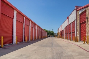 Public Storage - Grand Prairie - 1102 W Pioneer Pkwy - Photo 2