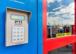 CubeSmart Self Storage - NY Glendale Cooper Ave - Photo 4