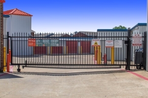 Public Storage - Grand Prairie - 425 E Pioneer Pkwy - Photo 4