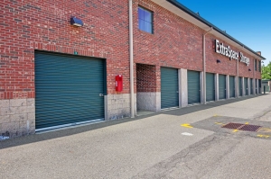 Extra Space Storage - 7673 - Freehold - Schlechtweg Way - Photo 4