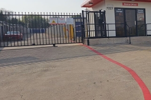 Public Storage - Dallas - 7227 S R L Thornton Fwy - Photo 2