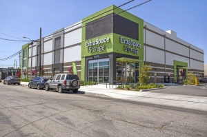 Extra Space Storage - 6207 - Reseda - Gault St