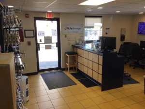 Extra Space Storage - 3145 - West Warwick - James P Murphy Ind Hwy - Photo 3