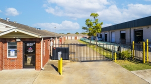 Devon Self Storage - 9273 - Bissonnet St - Photo 3