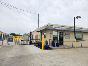 Extra Space Storage - 6763 - Garland - Forest Ln