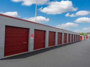 10 Federal Storage - Farnsworth Ave
